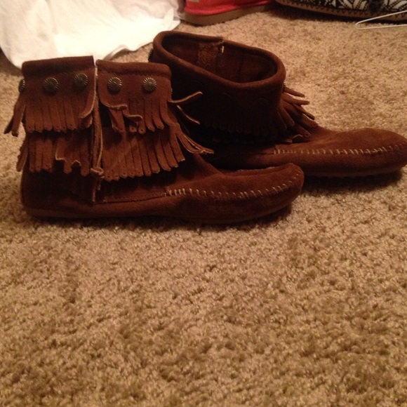 Minnetonka double fringe side zip up boot