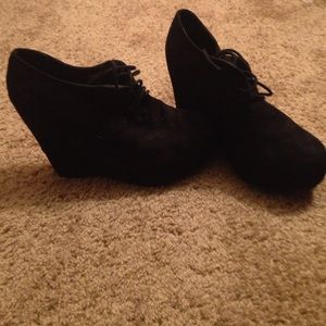Black wedges