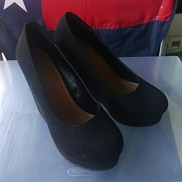 Black wedges