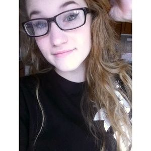 Meet your Posher, Alyssa