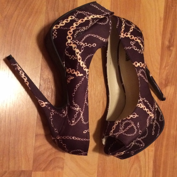 Chain Pattern Heels - Picture 2 of 2