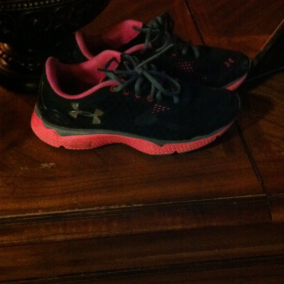 Under armour shoes - Picture 1 of 1