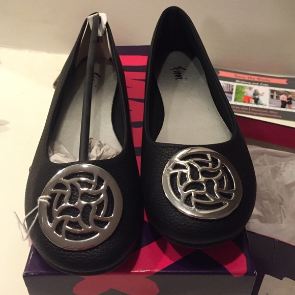 Fioni size 5 flats