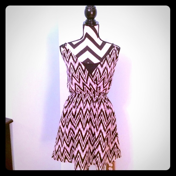 Adorable black and white printed dress!
