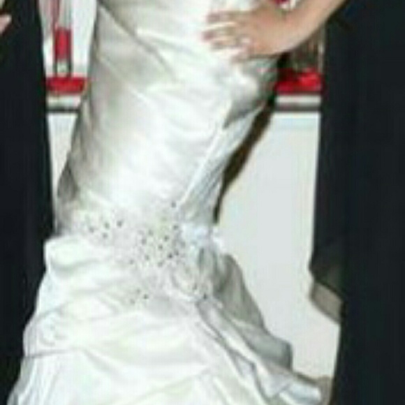 Wedding dress - Picture 1 of 3