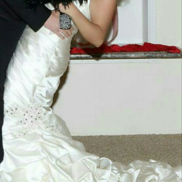 Wedding dress - Picture 2 of 3