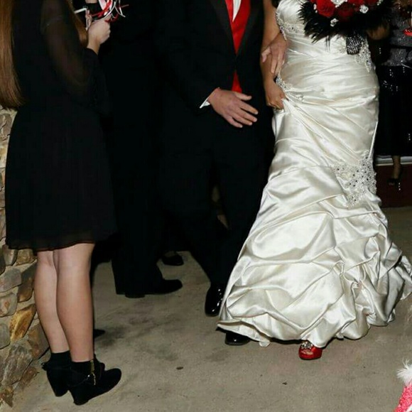 Wedding dress - Picture 3 of 3