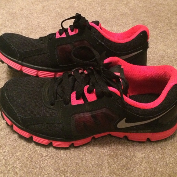 Nike dual fusion shoes