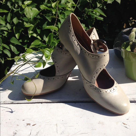 🌈SOLD🌈Off white heel with strap