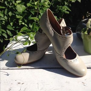 🌈SOLD🌈Off white heel with strap