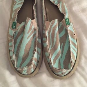 Blue and beige Sanuks