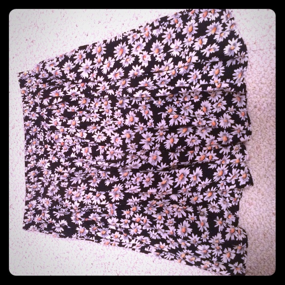 Brandy melville daisy skirt with elastic waist