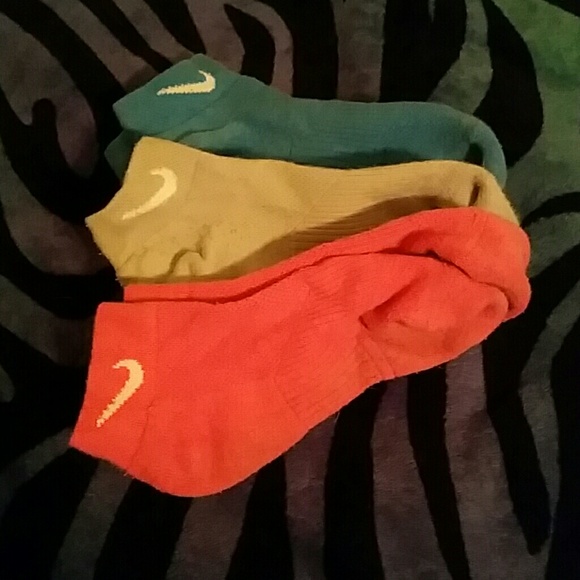 3 pairs of nike athletes socks
