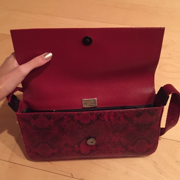 Stuart Weitzman red/black snake skin shoulder bag - Picture 3 of 4