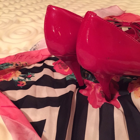 Heels - Picture 3 of 3