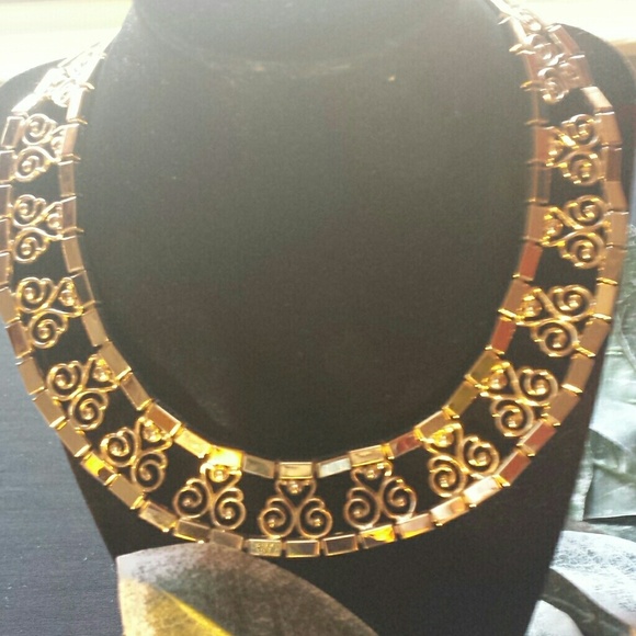 Stunning  gold  tone necklace