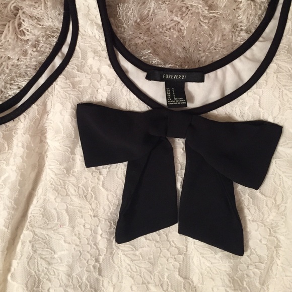 ❌❌SOLD❤️❌❌White lace crop top with black bow 💞 - Picture 2 of 3