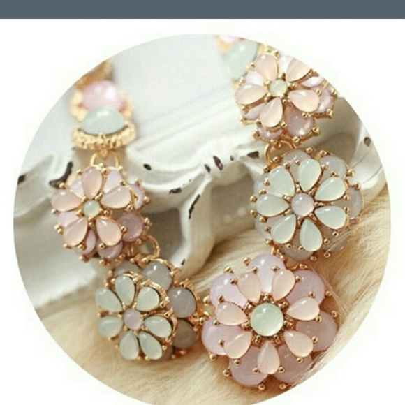 Beautiful pastel color flower necklace!