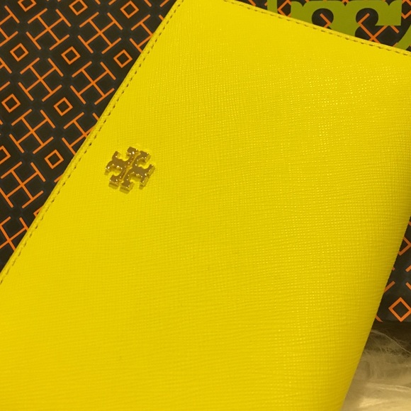 Sold! Yellow Tory Burch York wallet case wristlet - Picture 4 of 4