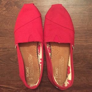 Women's red Toms size 5