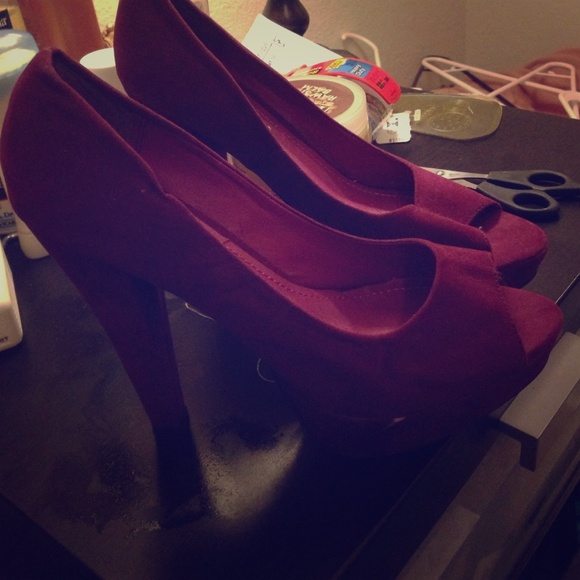 Peep toe heel