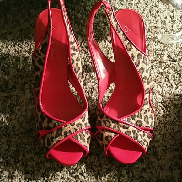 Red leporad print heels