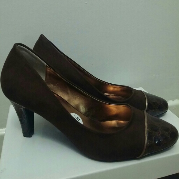 Adorable brown suede heels!