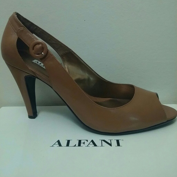 Cute Alfani tan heels!