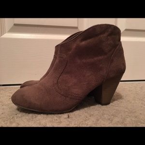 Brown booties for fall 🍂