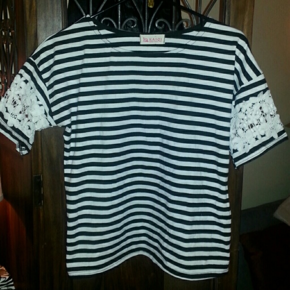 Black and white stripe crochet sleeve tee