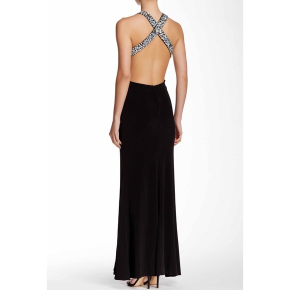 •Black gown• - Picture 2 of 4