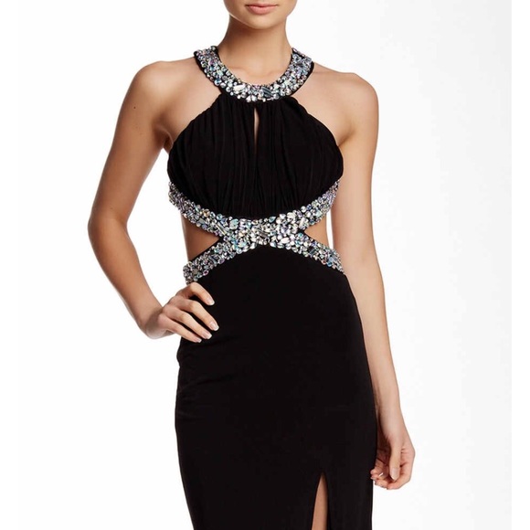 •Black gown• - Picture 3 of 4