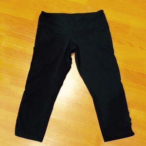 Lululemon WU crop with bow on leg.Size 10