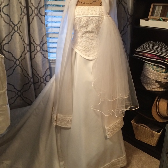 Imperial gown I had it altered with veil. - Picture 1 of 2