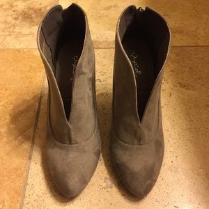 NWOT Cute Taupe Booties!