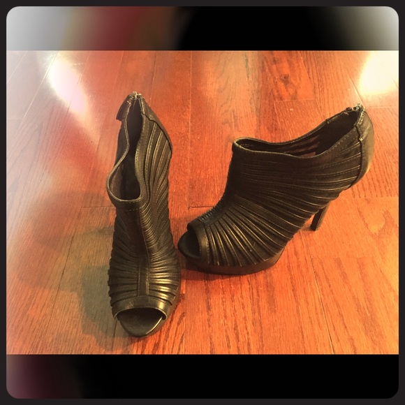 Caged mesh open-toe Ninewest booty
