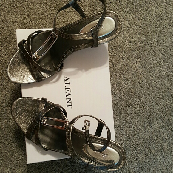 Sandals - Picture 1 of 3