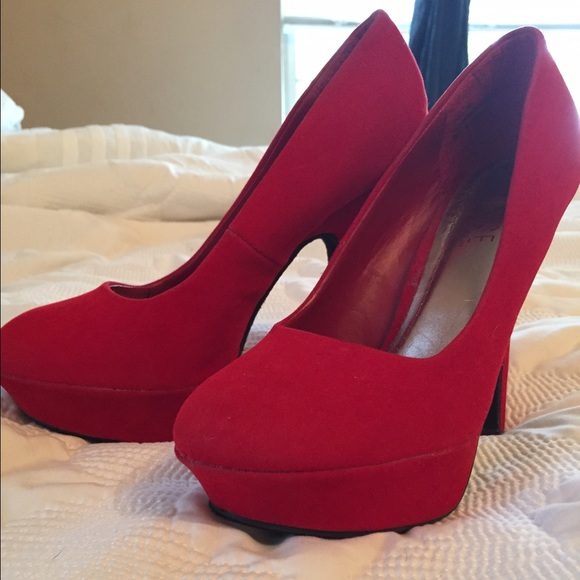 Red suede heels - Picture 1 of 2