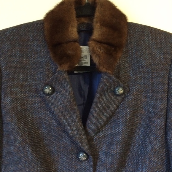 ESCADA Suit with mink collar - Picture 2 of 5