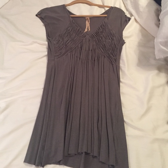 Gray short-sleeved top