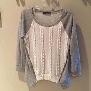 Oversized sweater with bottom zipper decal