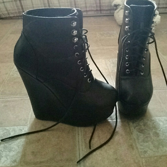 Wedge leather boots on hold - Picture 1 of 3