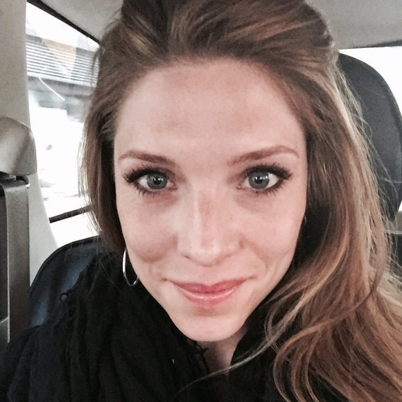 Meet your Posher, Lara - Picture 1 of 1