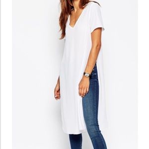Extra long white tshirt with vneck and slits