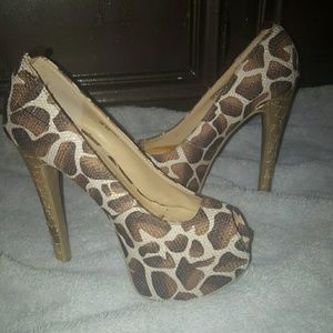 Giraffe Print Pumps