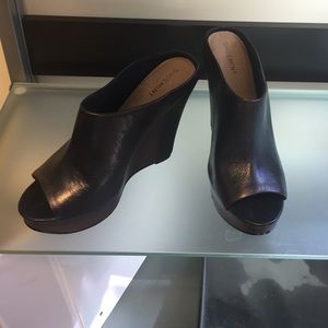 ShoeMint Leather peep-toe platform wedge