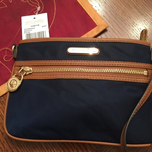 Michael Kors wristlet - Picture 1 of 3