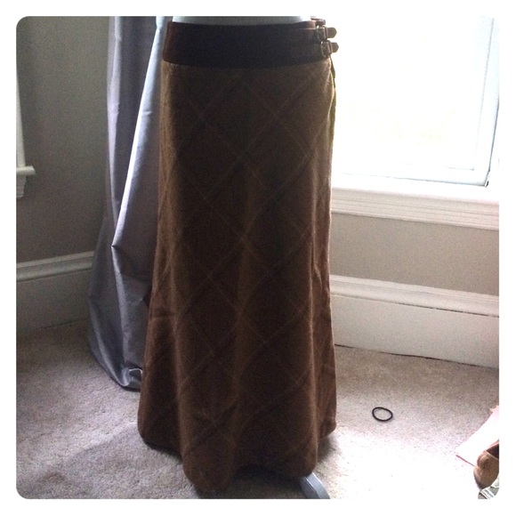 Beautiful skirt for the fall with suede belt