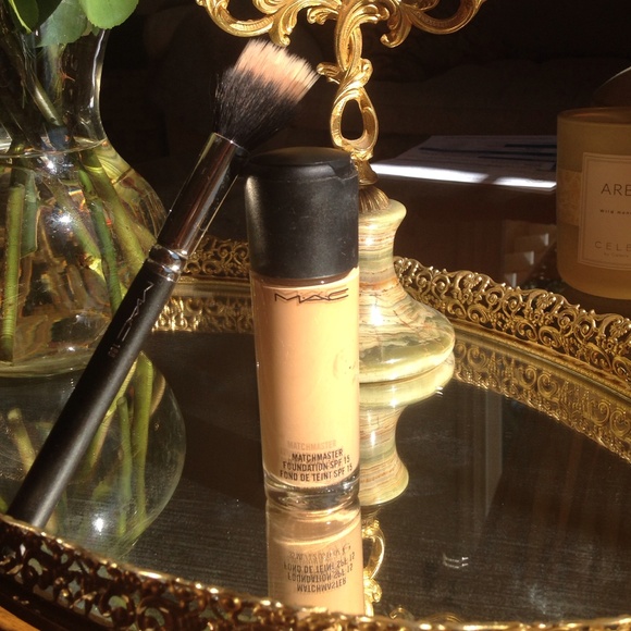 Mac foundation SPF15. Brush Mac