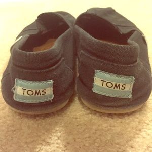 Black TOMS